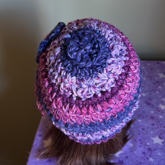 Crochet flower beanie medium beautiful acrylic yarn new - Picture 6 of 9